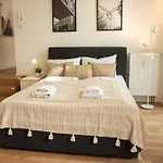 Homely Berlin - Spacious Flat Quiet, Friedrichstrasse, River