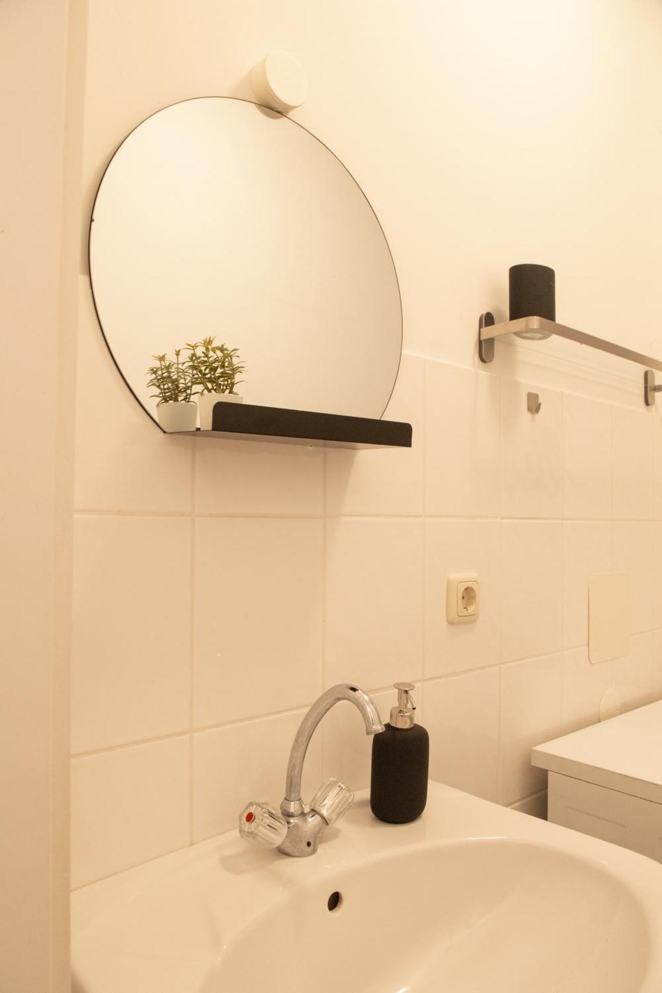 Homely - Spacious Flat Quiet, Friedrichstrasse, River Appartement Berlijn