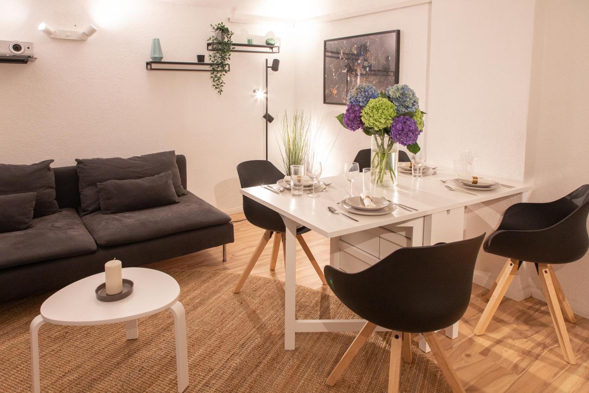 Homely - Spacious Flat Quiet, Friedrichstrasse, River Appartement Berlijn