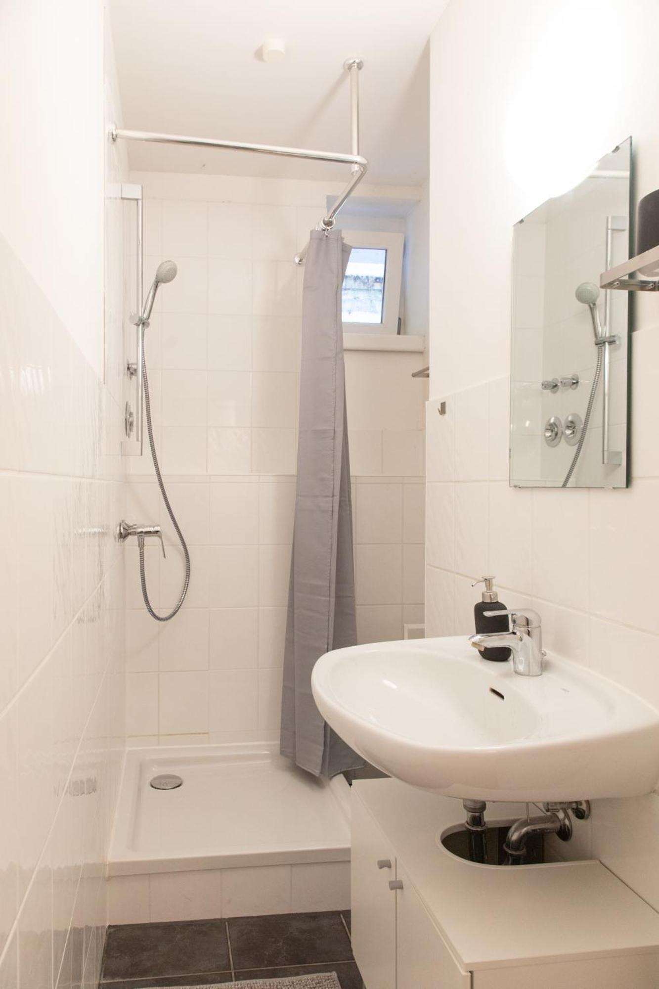 Homely - Spacious Flat Quiet, Friedrichstrasse, River Appartement Berlijn
